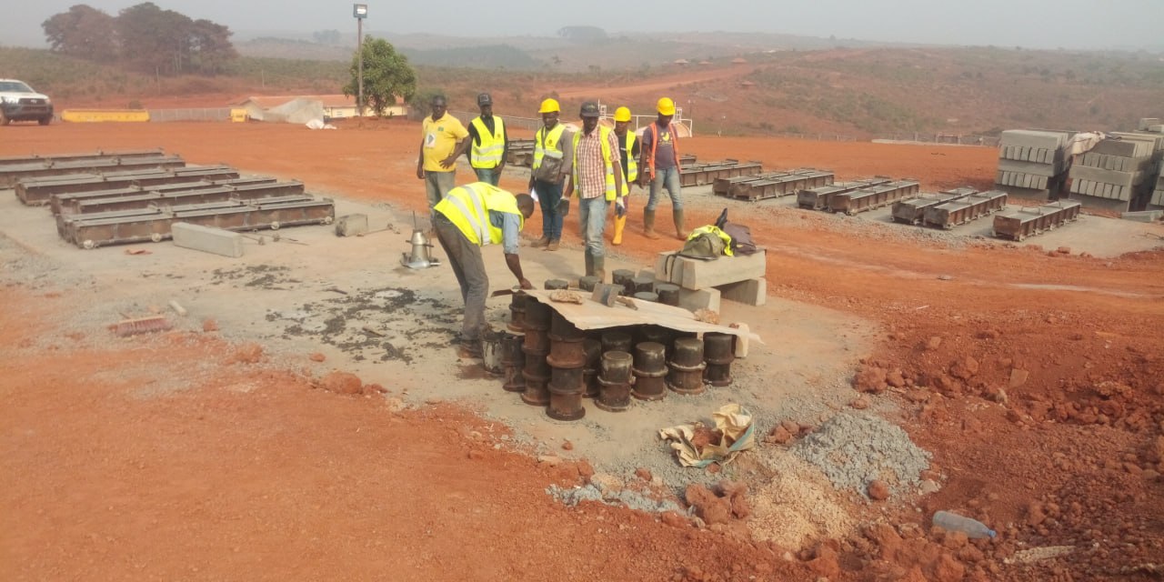 Préparation d'éprouvettes béton sur chantier industriel