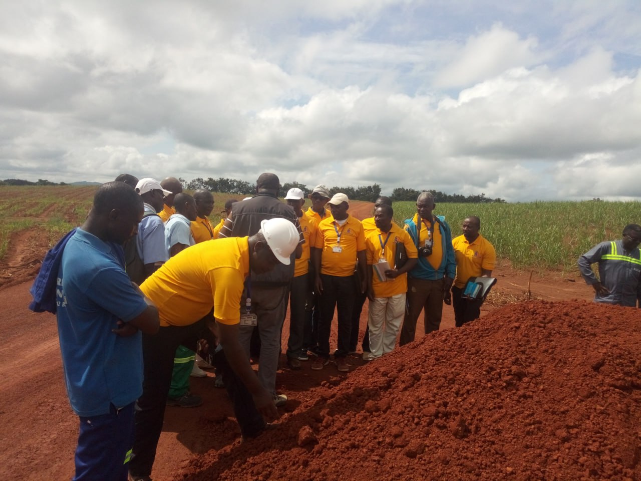 Équipe Labosoils en formation terrain sur sol latéritique, région Centre, Cameroun