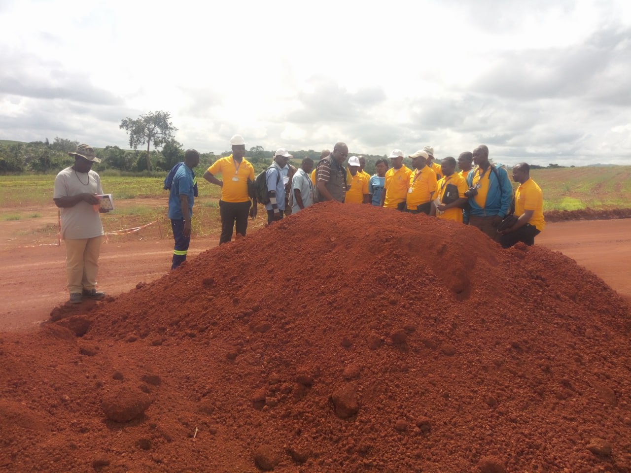 Inspection d'un dépôt latéritique sur chantier routier camerounais