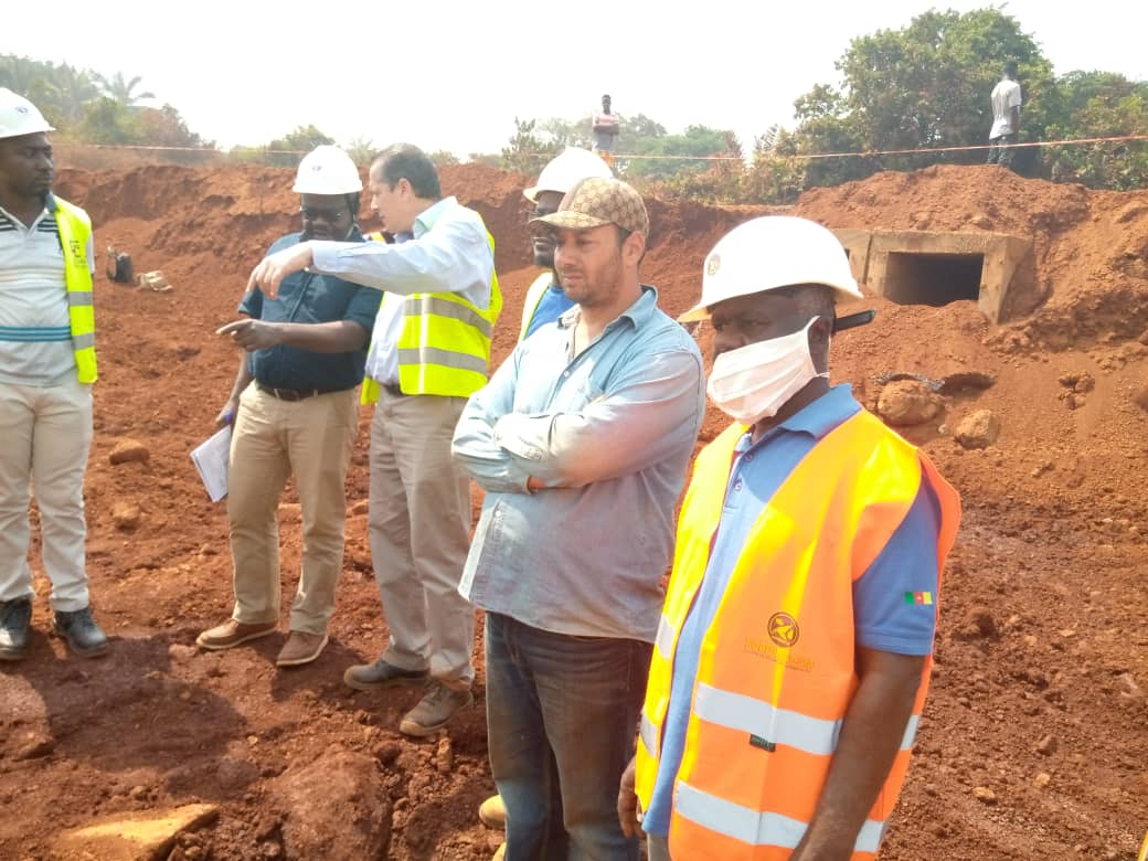 Inspection géotechnique sur un chantier routier latéritique, région Ouest Cameroun