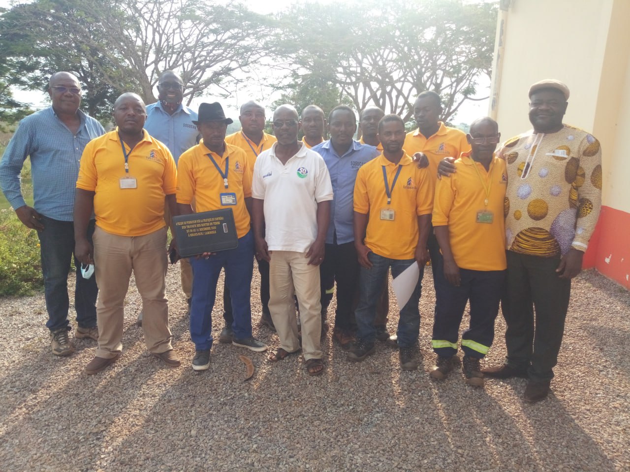 Groupe de stagiaires en fin de session, remise des supports